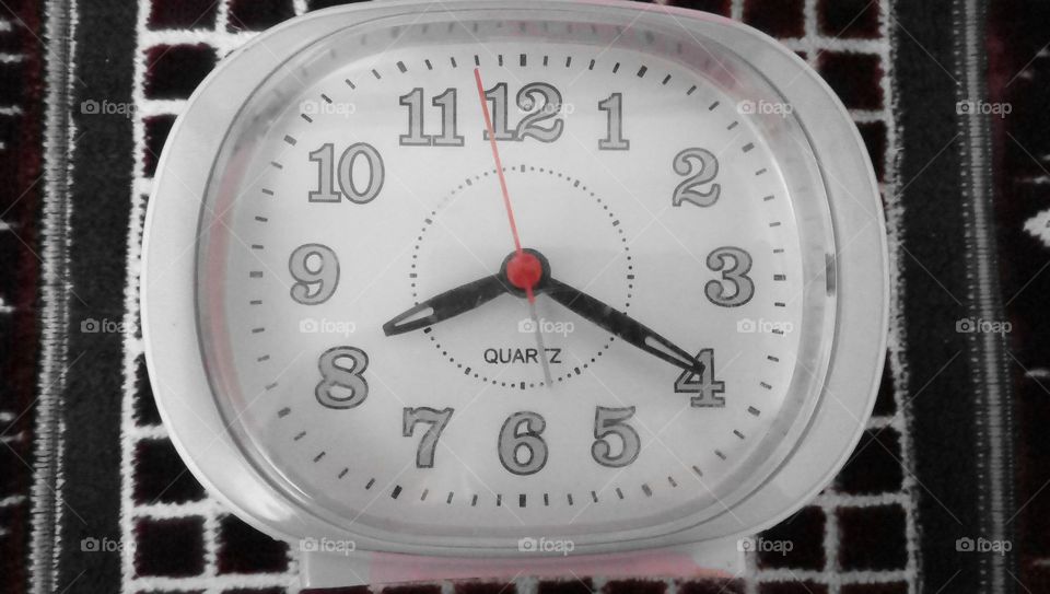 Analog alarm quartz clock