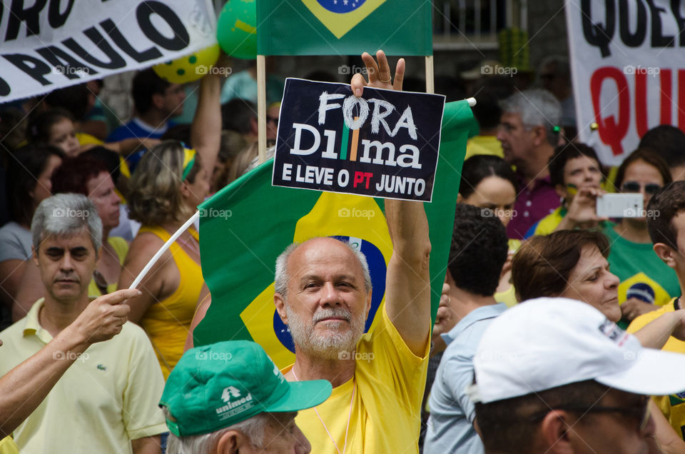 Homem segura placa de fora Dilma