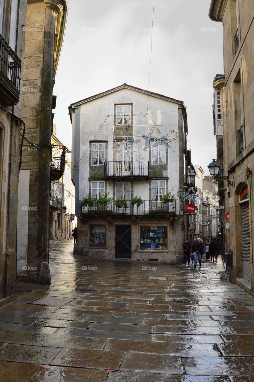 Wet pavement. Calle Huérfanas, Santiago de Compostela.