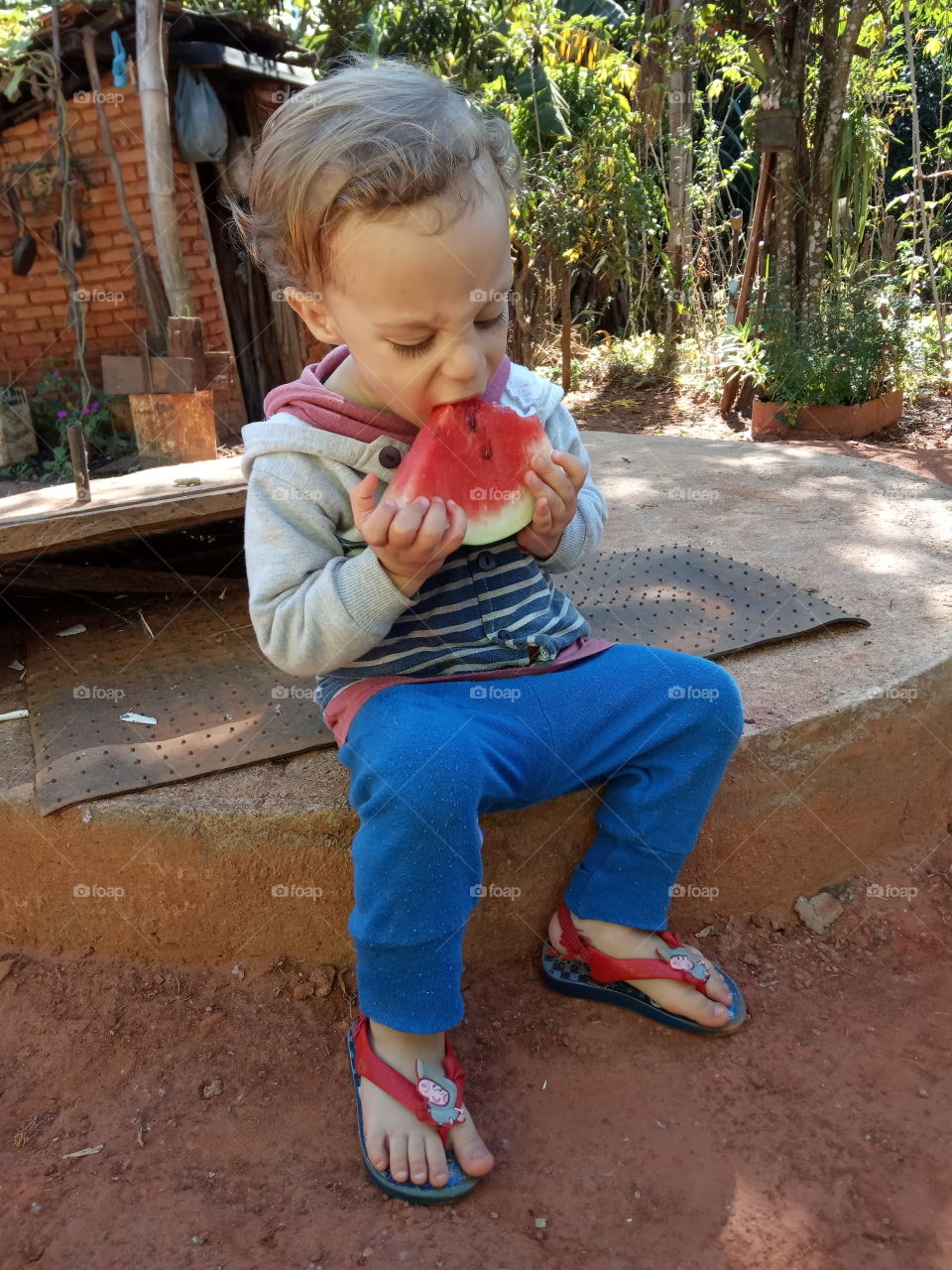 criança comendo melancia