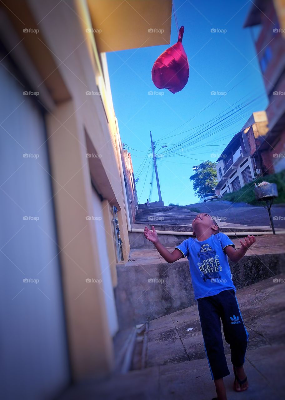 A tarde fresca criança brincando aproveitando o momento