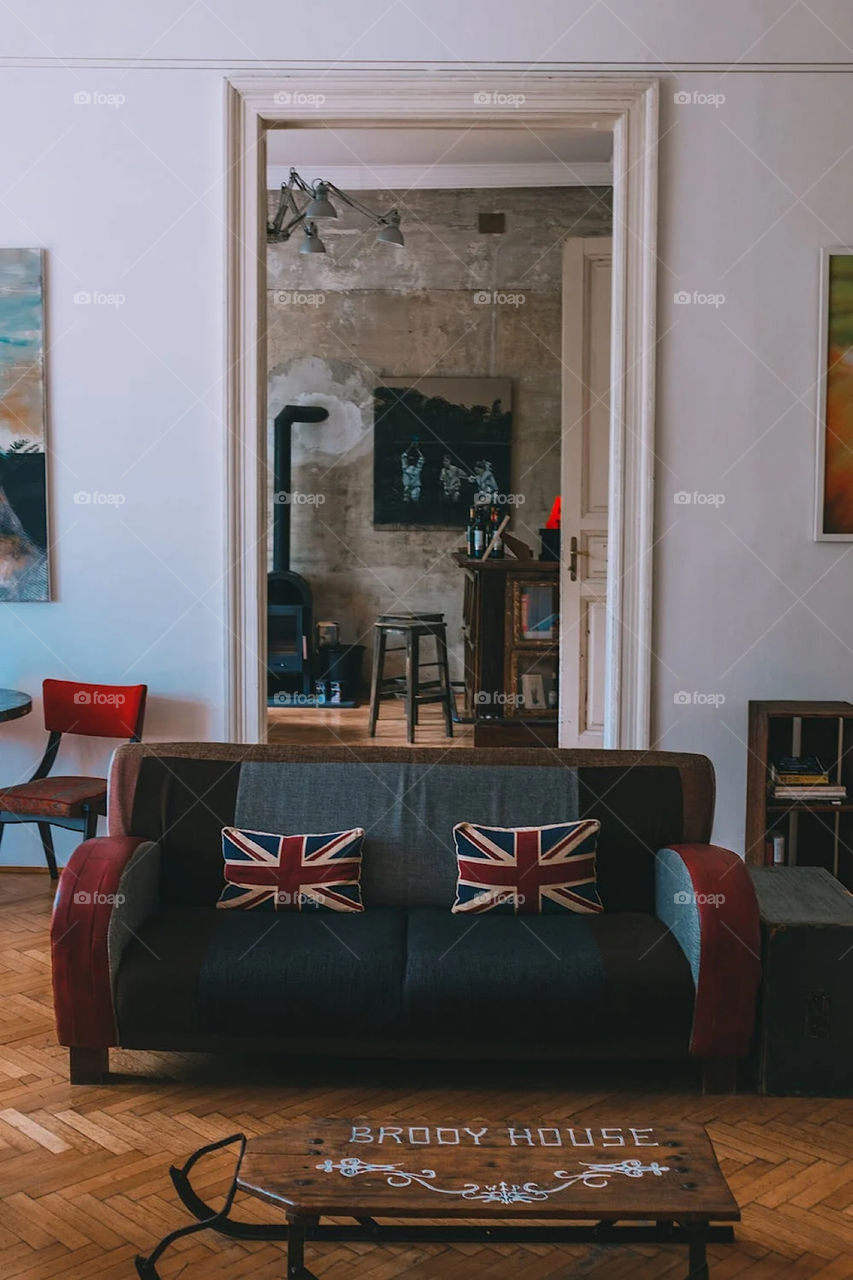 Sofa with England flag pillows