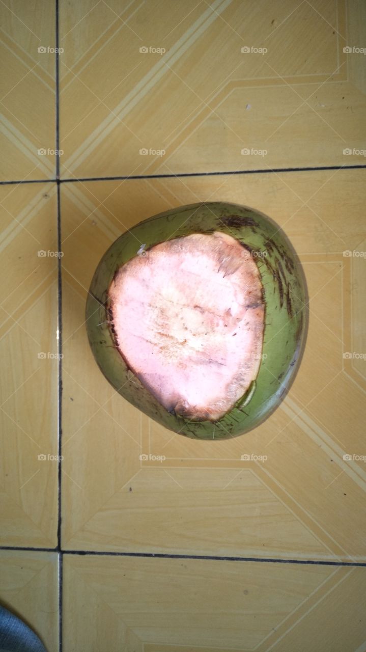 buah kelapa hijau yang jarang di dapat, berfungsi untuk berbagai penyakit.