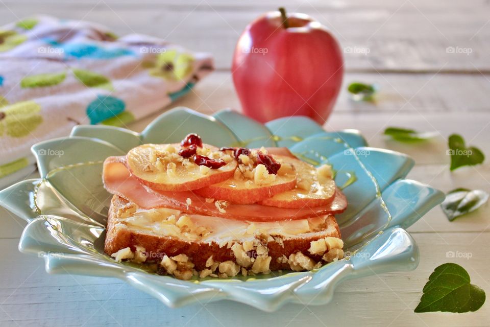 Ham & cream cheese with thin sliced apples, walnuts, cranberries, and a drizzle of honey 🍯