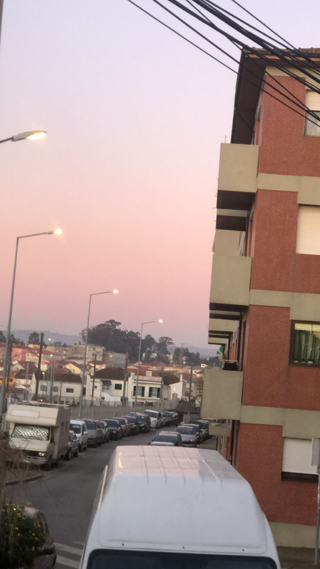 Foto tirada de uma janela da casa perto da estação de comboio. 