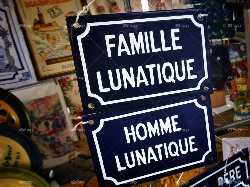 Famille lunatique. Signs at a gift shop