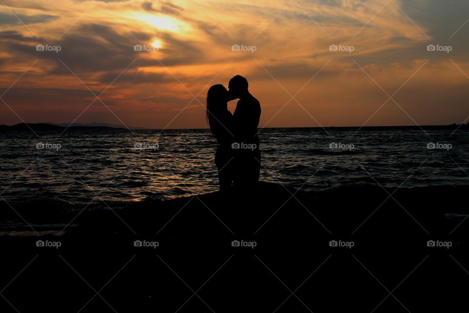 kissing couple silhouette