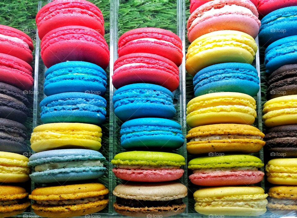 Macaroon snacks are colorful, beautiful, appetizing, placed in a tray for customers to choose to eat.