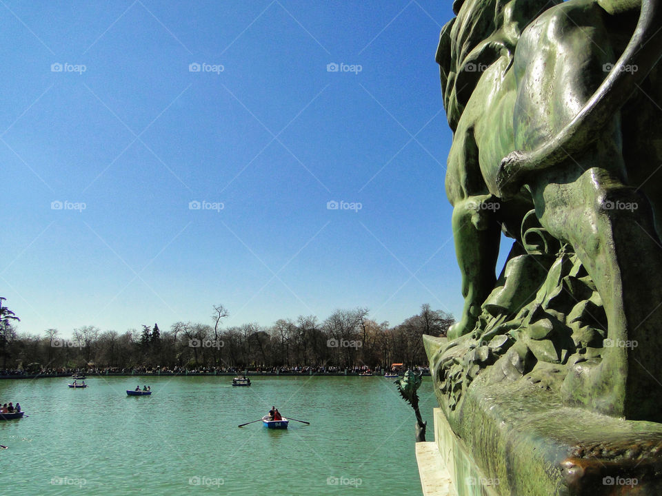 Paseo en barca en el estanque del parque del Retiro, Madrid