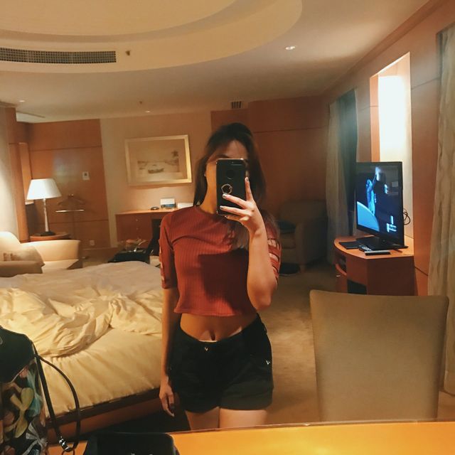 The good 'ol mirror selfie. Lol.