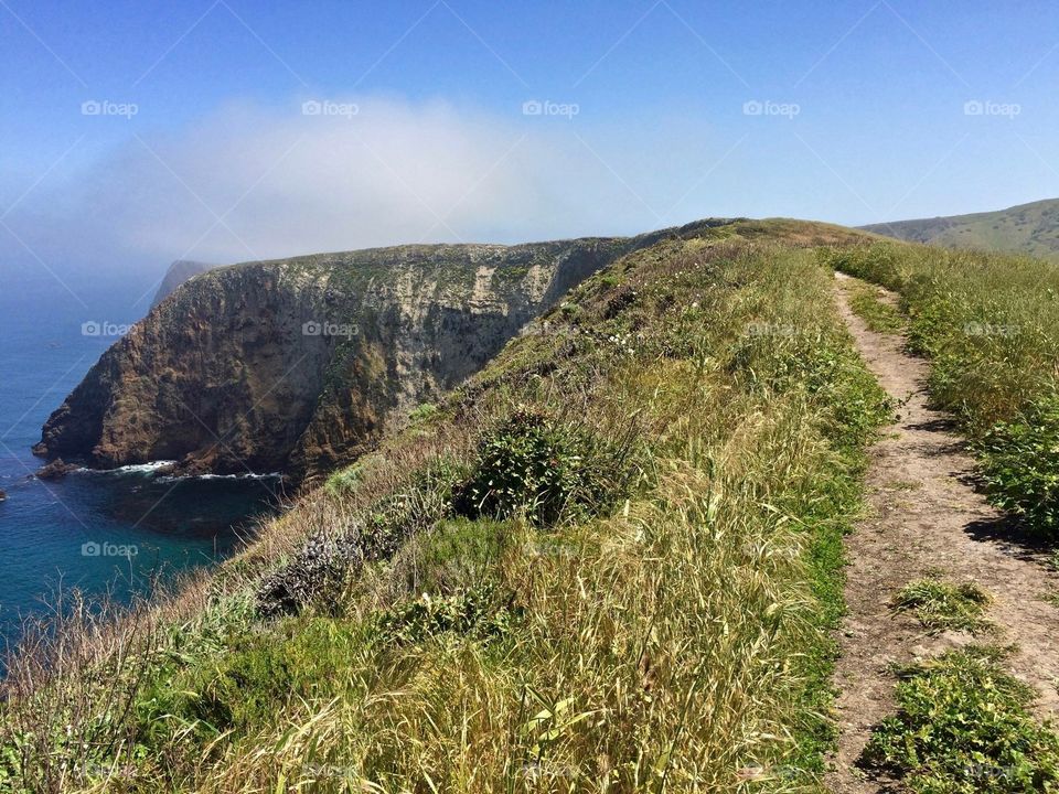 Pathway next to a cliff over the ocean