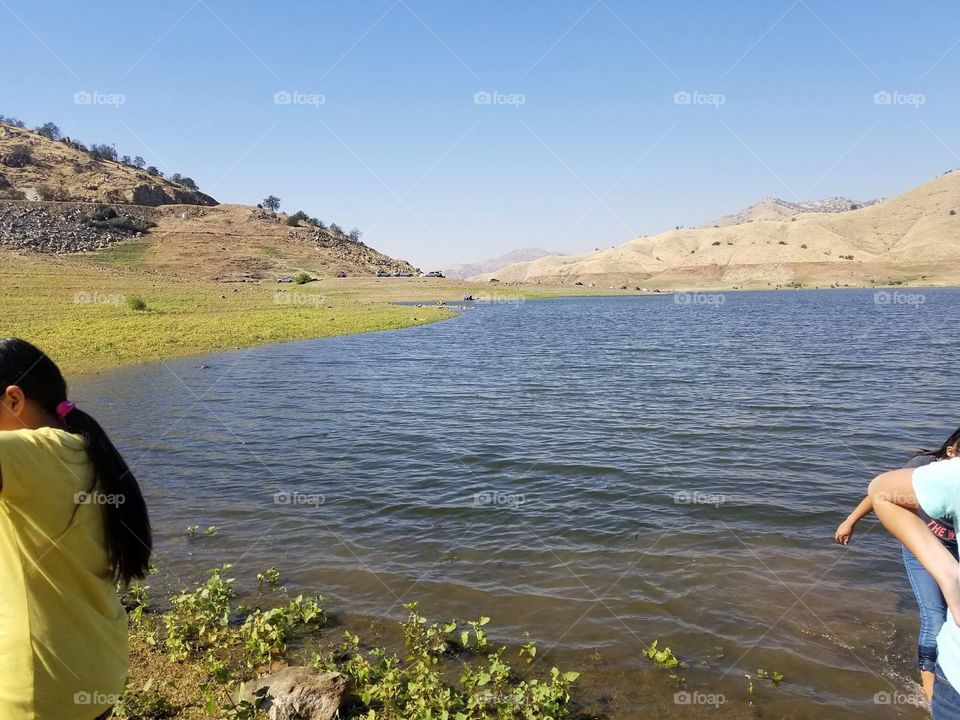 Agua ermosa en la montaña

