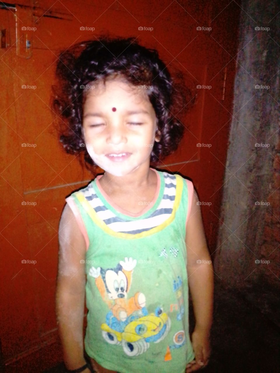 child paste oat on his face