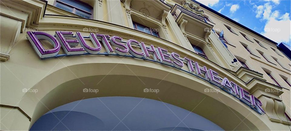The arched outside lettering spells the word „DEUTSCHES THEATER“, „GERMAN THEATER“ featuring „FALCO“, a show about the Viennese singer who became famous for the hits „Rock me Amadeus“ and „Kommissar“ in the 1980s. 2024. Hypnotic Productions