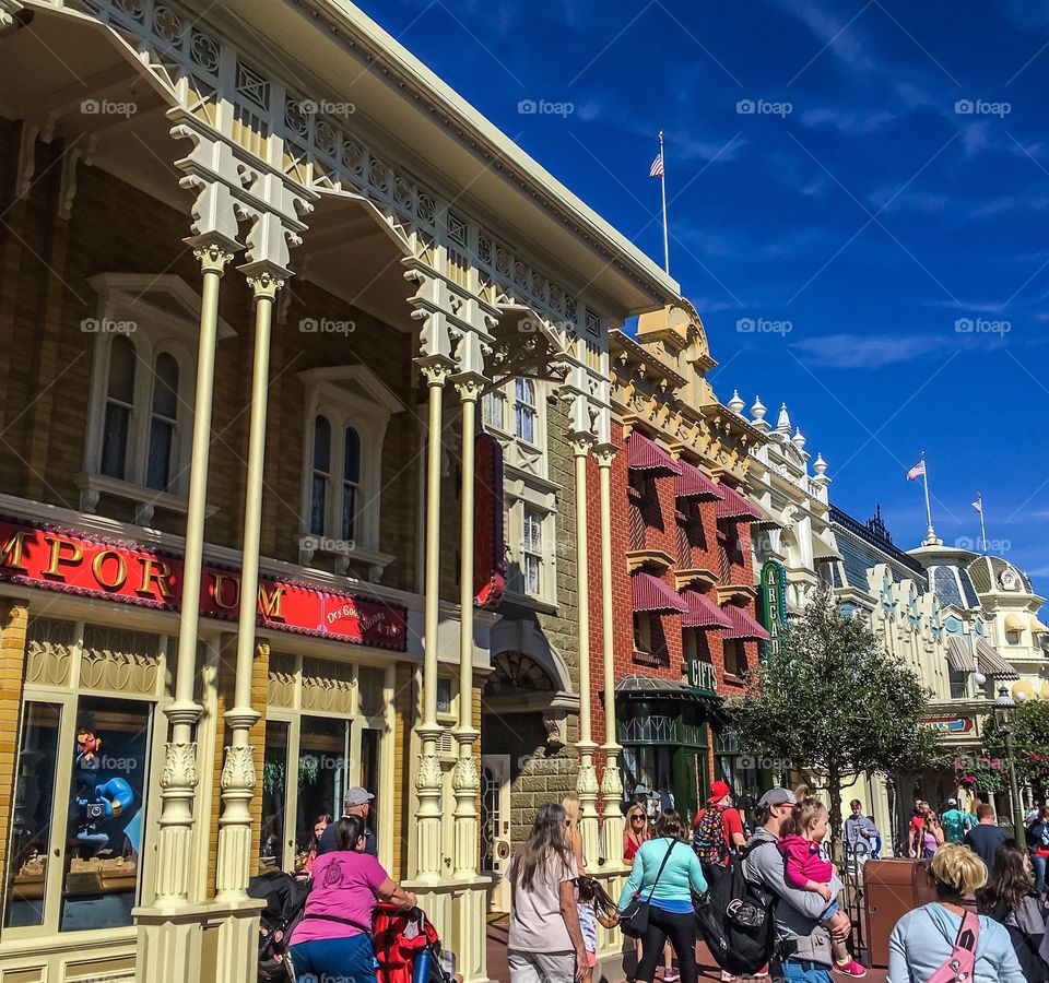 Main Street USA in the Magic Kingdom at Walt Disney World.  It’s a beautiful day. 🌞