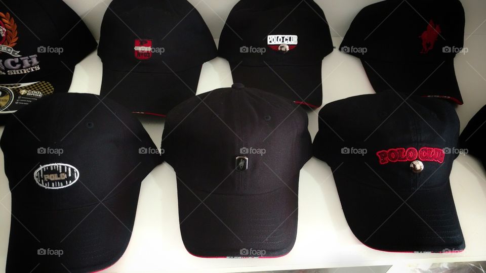 Bonés pretos, em loja de vestuários.