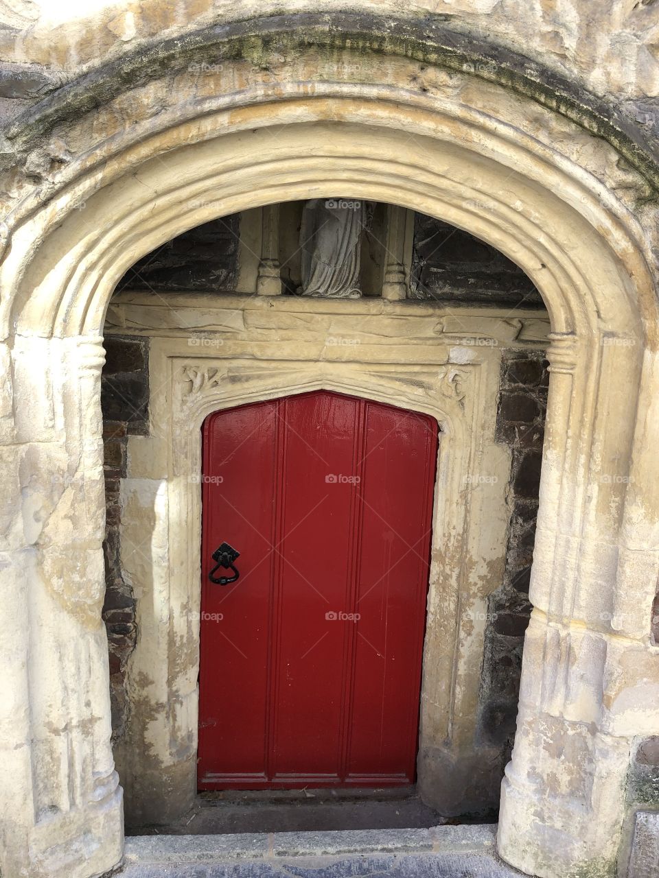 I rather liked this entrance door to be found in Mid Devon In the UK and l adore along reds like this one.