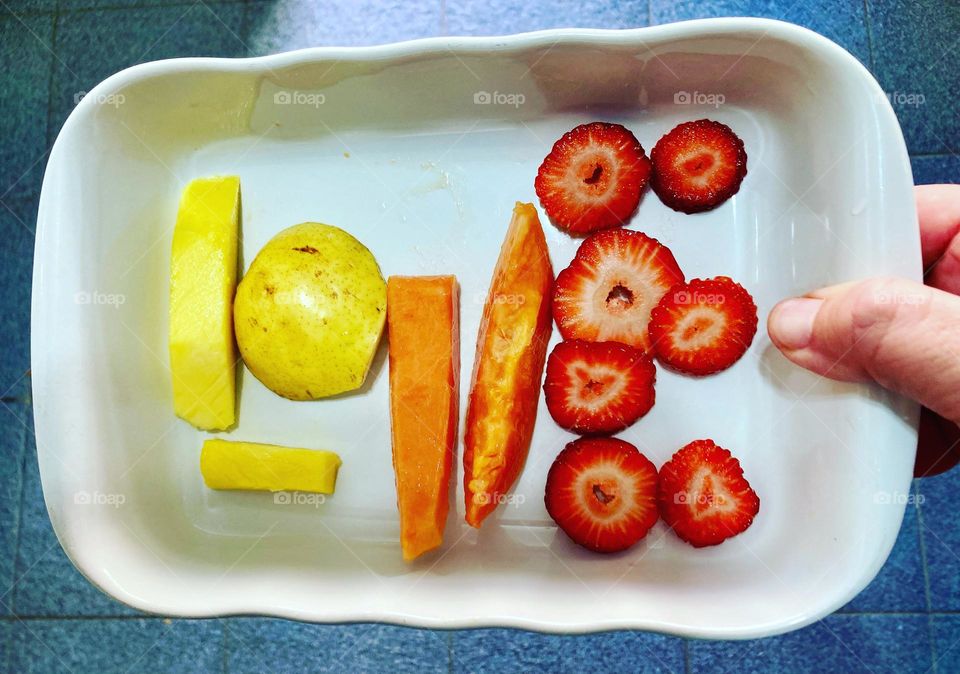 🇺🇸 Tasty fruits for children to eat and stay healthy: mangoes, pears, papayas and strawberries.  All done with love and care! / 🇧🇷 Frutas saborosas para as crianças comerem e terem saúde: manga, pêra, mamão e morango. Tudo feito com amor e carinho!