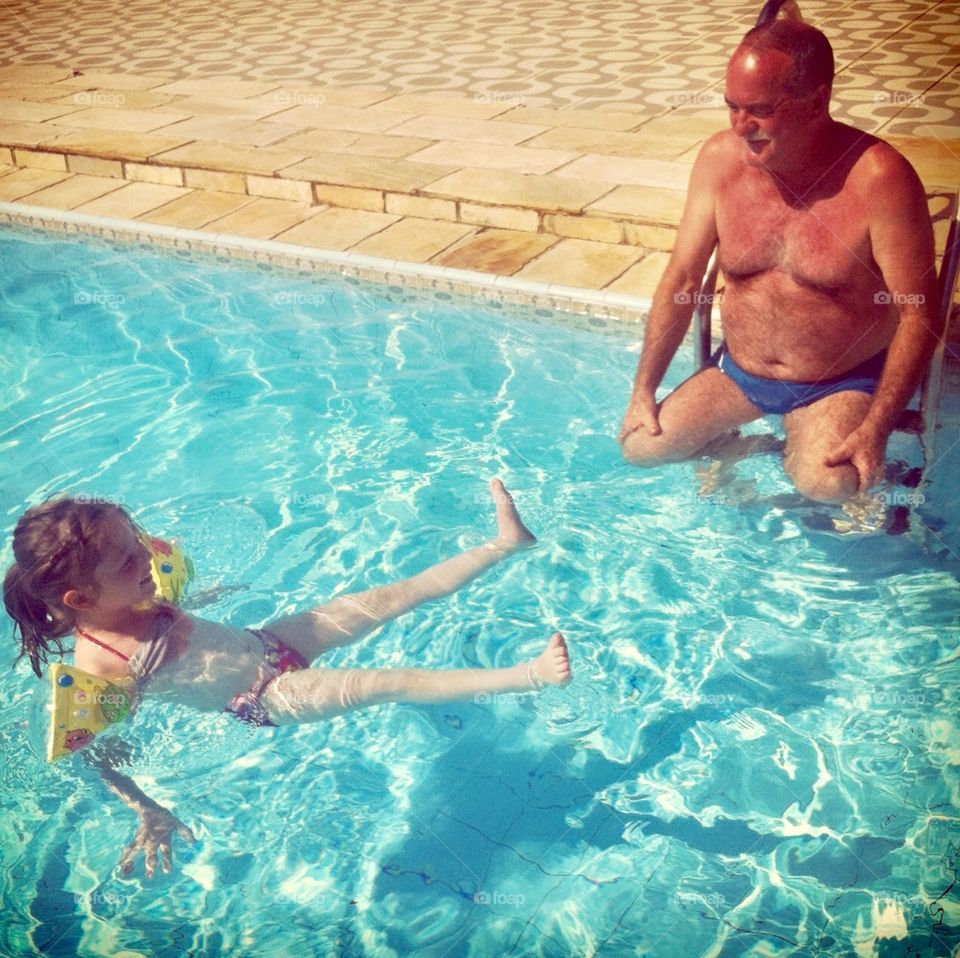 Uma piscina é sempre bem-vinda, não? Delicia se refrescar na casa do Vovô!