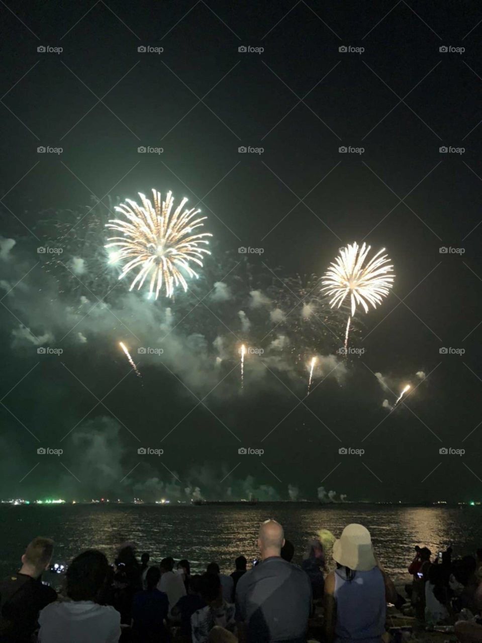 A sweet couple are watching a beautiful fireworks 😍😍