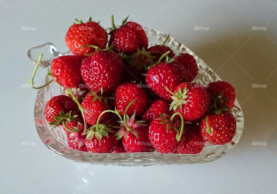 A bowl of strawberries 