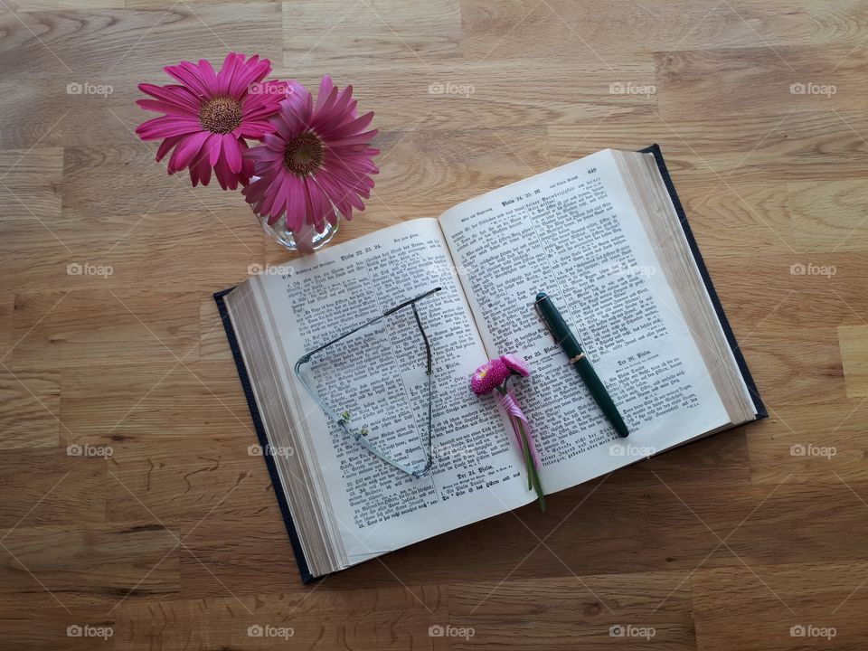 Stilleben mit Blumen und Bibel