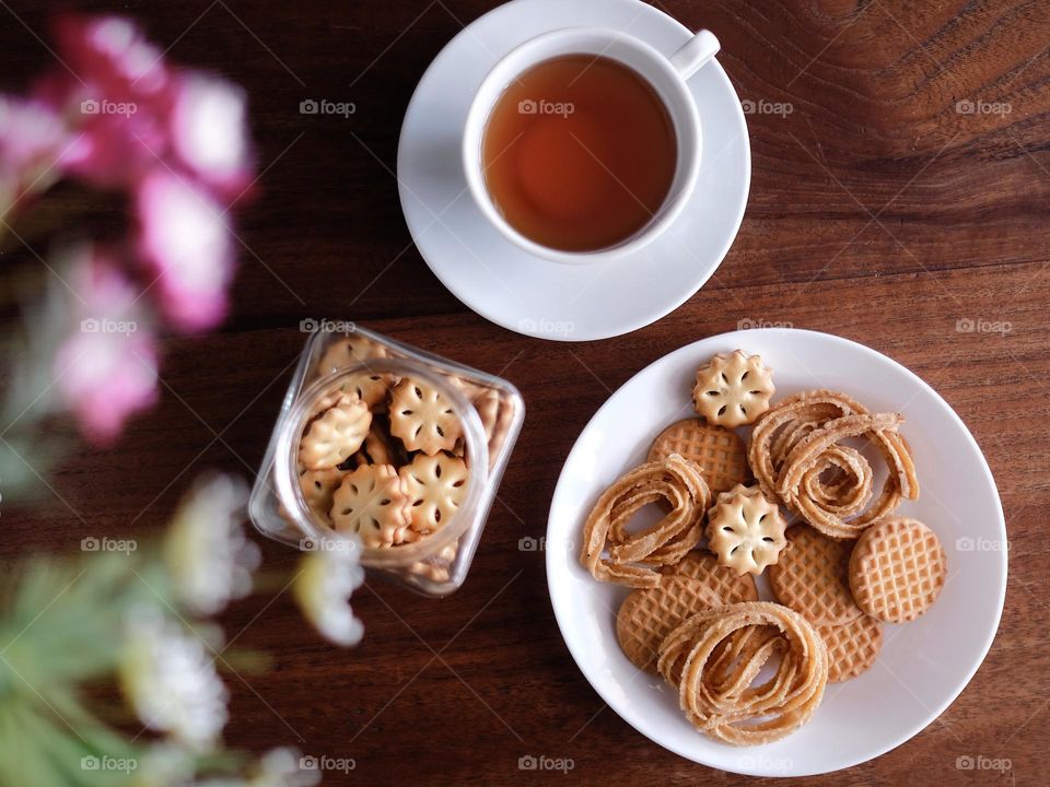 High tea with crunchie cookies