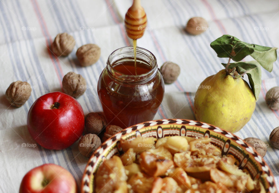 Apple pie with honey and wallnuts 2