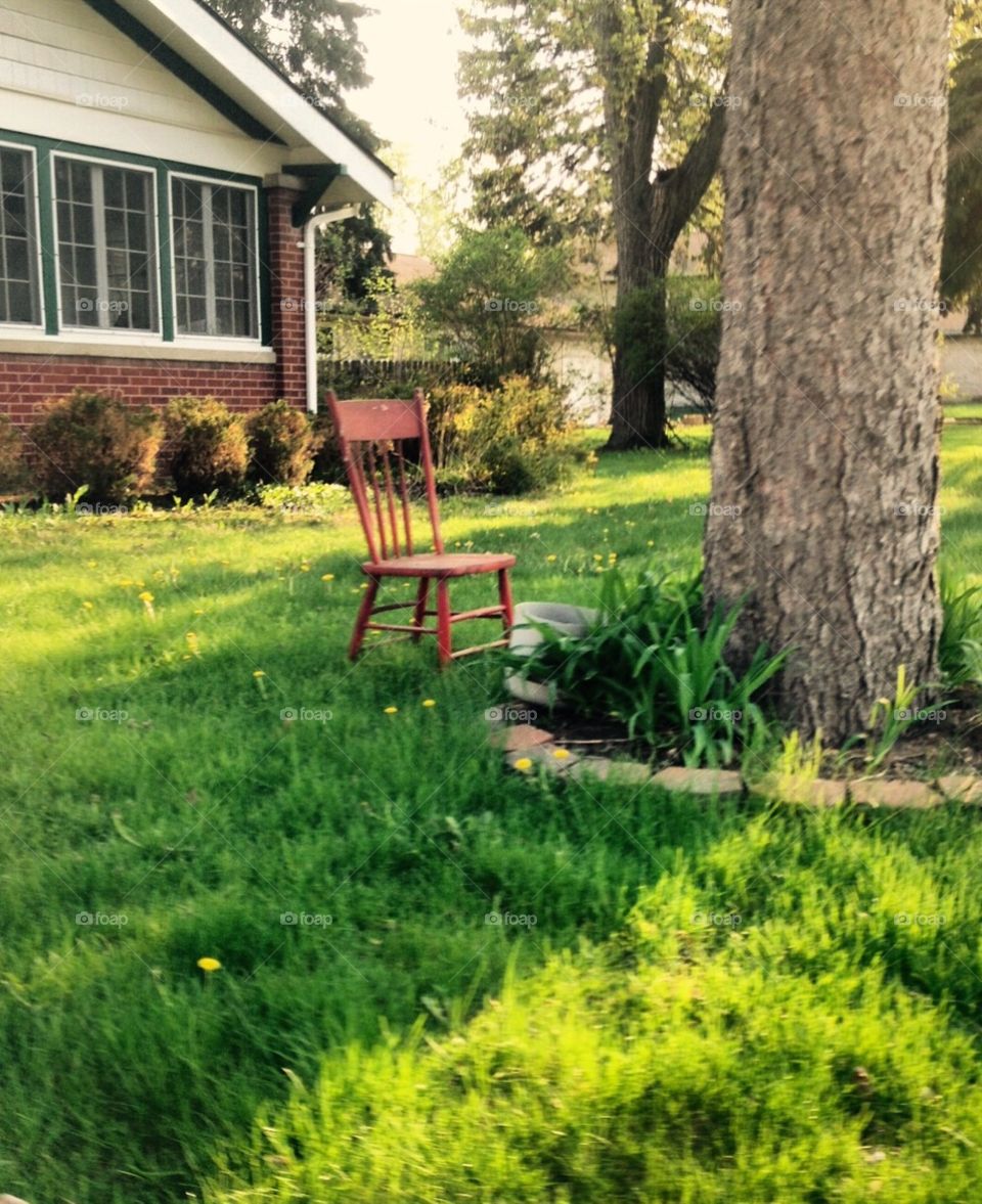 We live in a place where there's red chairs on our front lawn. I like it here. 