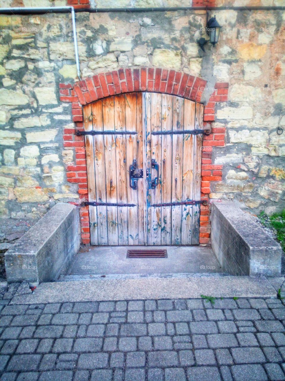 "Art is the space between the viewer and the rectangle that hangs on the wall. Unless something of the person that created the work is there, there's nothing for the viewer to take away."
~T. Allen Lawson