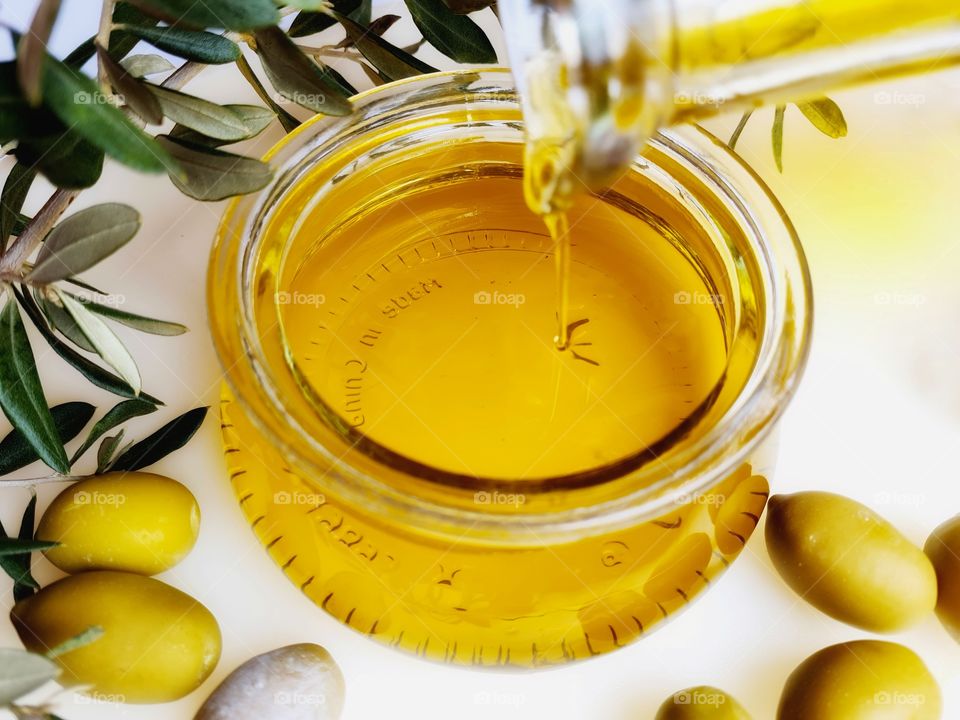 preparation of an Italian dish with extra virgin olive oil