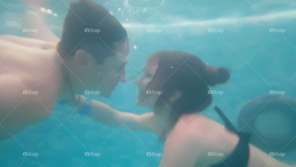 kiss under the water