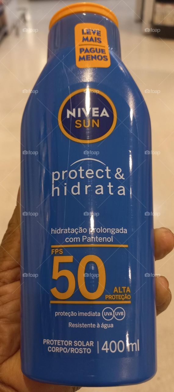 Pele bronzeada, hidratada e Protegida.  PROTETOR SOLAR SOLAR NIVEA SUN  protect & hidrata FPS 50. Fórmula  não oleosa resistente a água.  A NIVEA,  trata sua pele com carinho