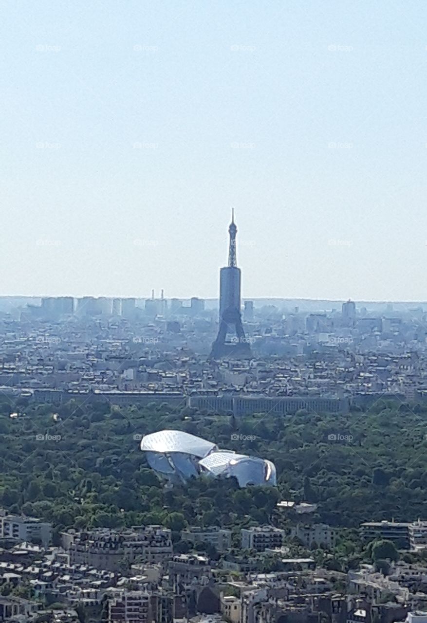 fondation Loius Vuitton et tour eiffel a Paris
