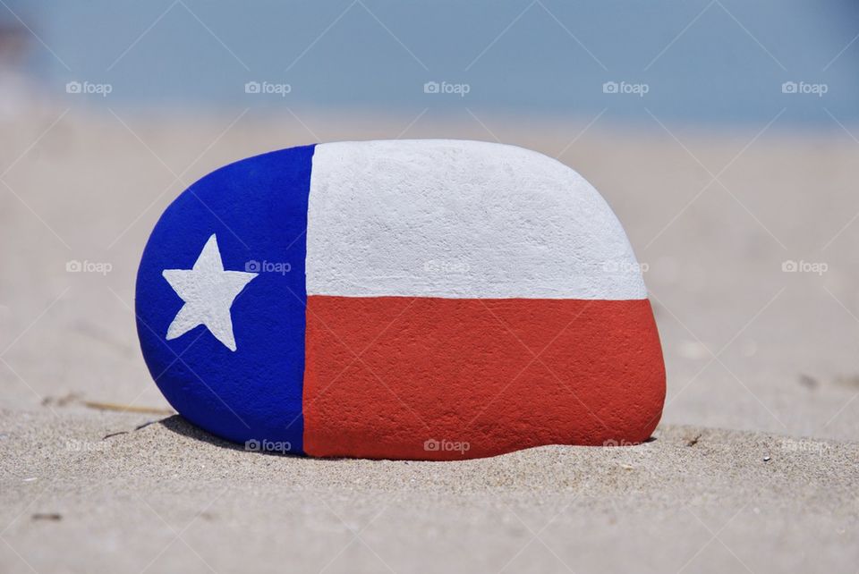 Texas flag colours on a stone