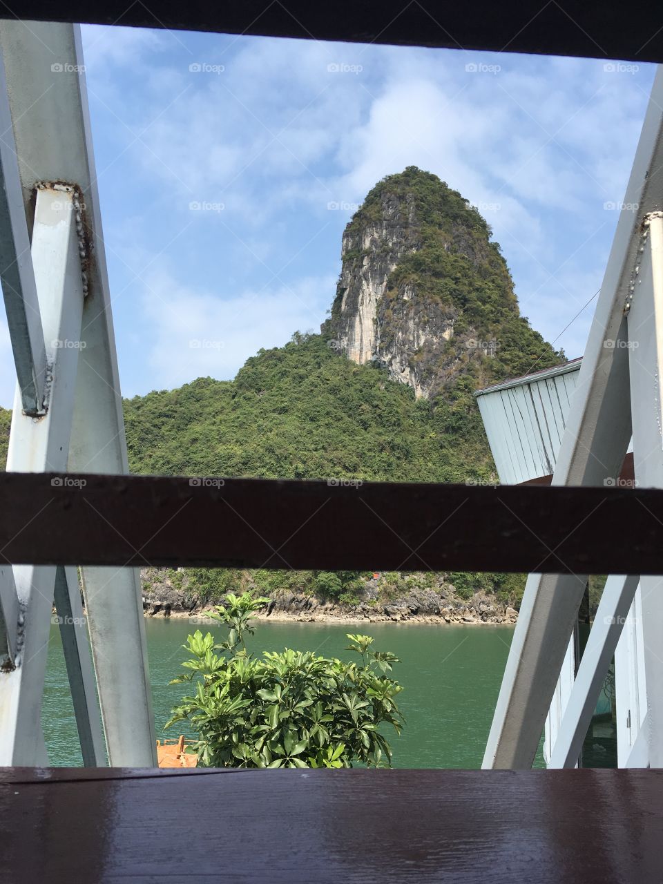 A clear day in the boat I’m Halong Bay 
