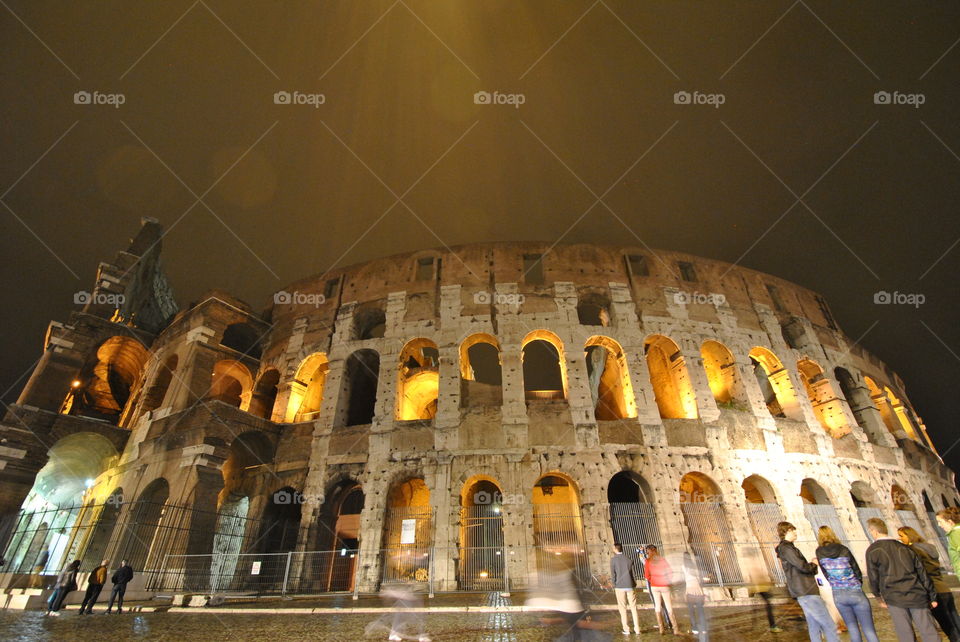 travelling the world, enjoying the Colluseum at night