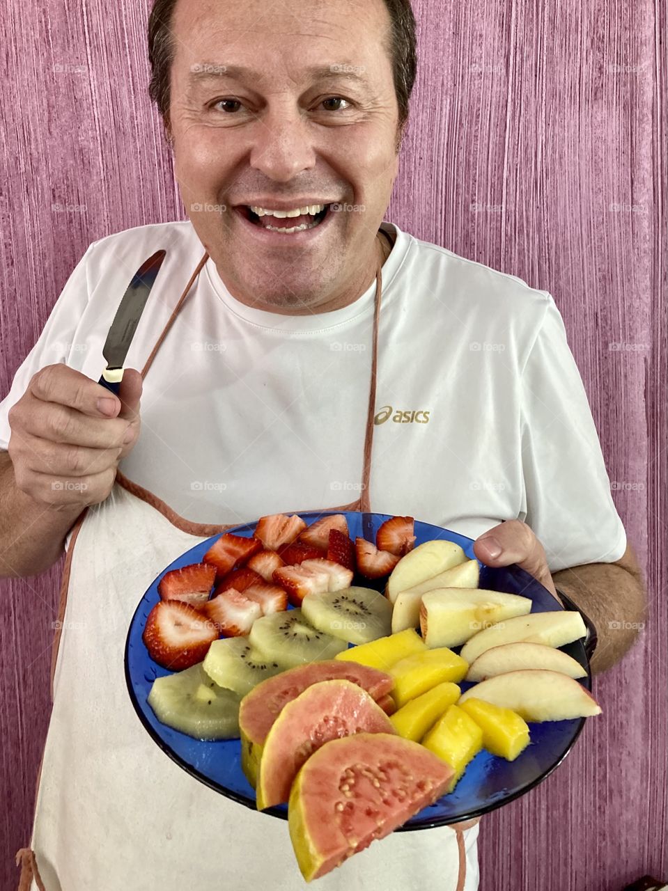 I prepared a delicious fruit salad: strawberries, kiwis, apples, mangoes and guavas.  How healthy!  Good food on the plate. / Preparei uma deliciosa salada de frutas: morangos, kiwis, maçãs, mangas e goiabas. Que saudável! Boa comida no prato. 