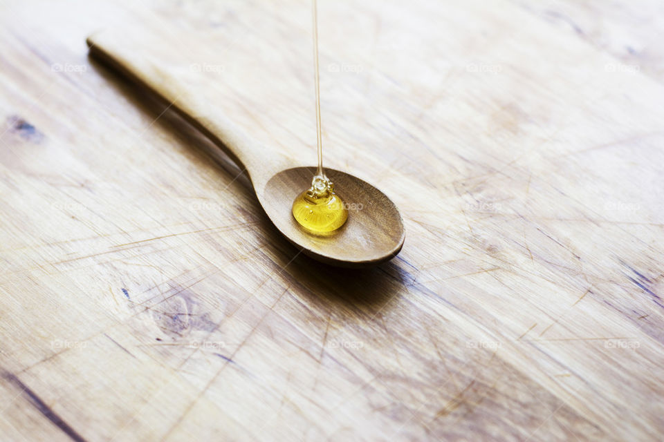 driping honey in a spoon