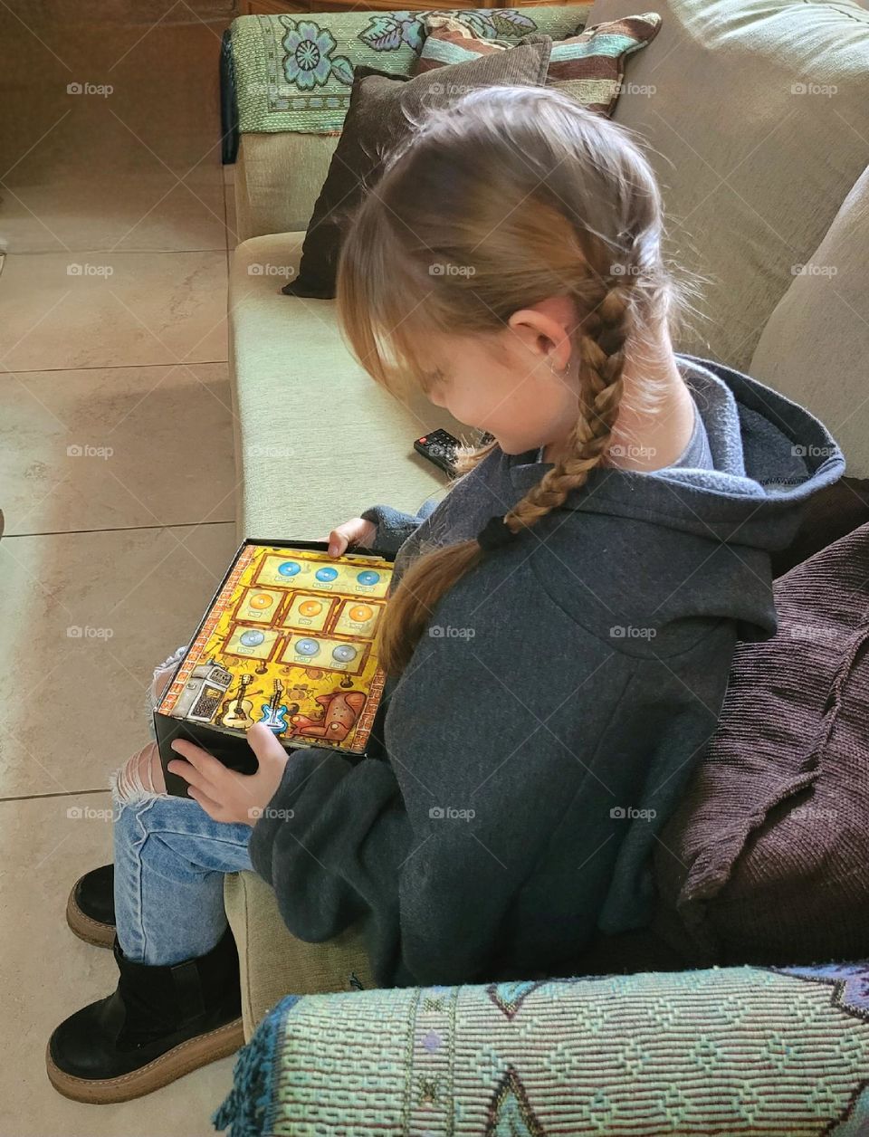 niña con su juego