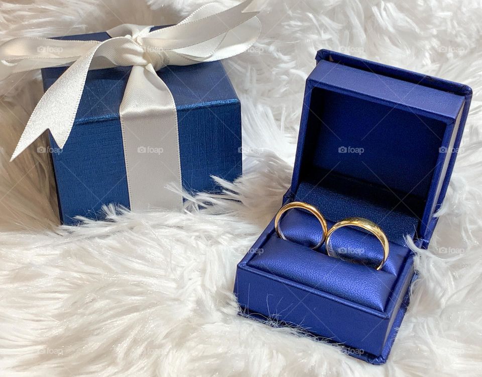 Weddings bands in blue jewelry box