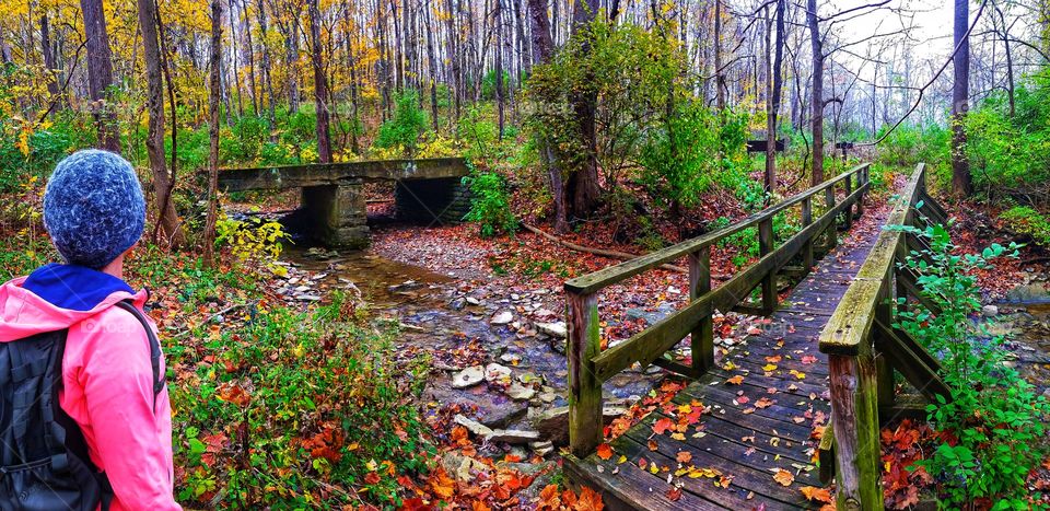 Hiking trail in Ohio fall.
