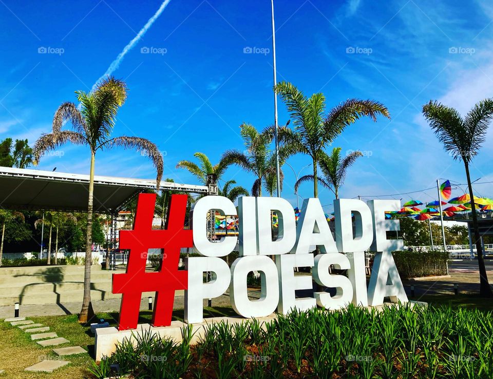 Olhe só que quinta-feira linda temos em Bragança Paulista!
Na Praça da Poesia, um céu azul maravilhoso… como não se inspirar?