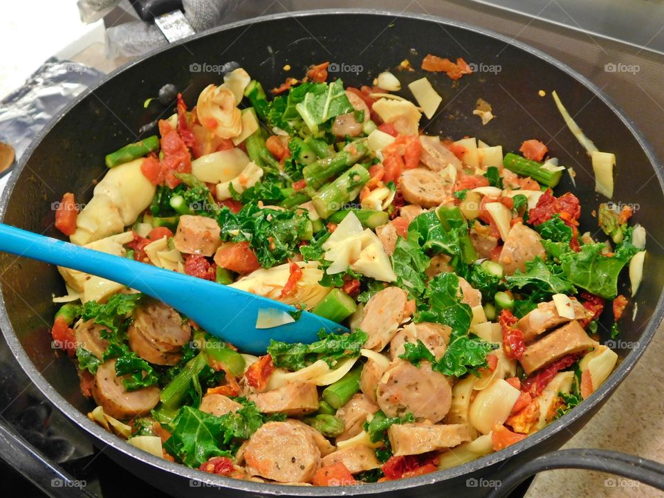 Meals and snacks of the world - Greens, veggies, sausages - World snacking is a way of life. foods are typically designed to be portable, quick, and satisfying.  Chocolate, fresh fruit, and vegetables are the most common foods and meals