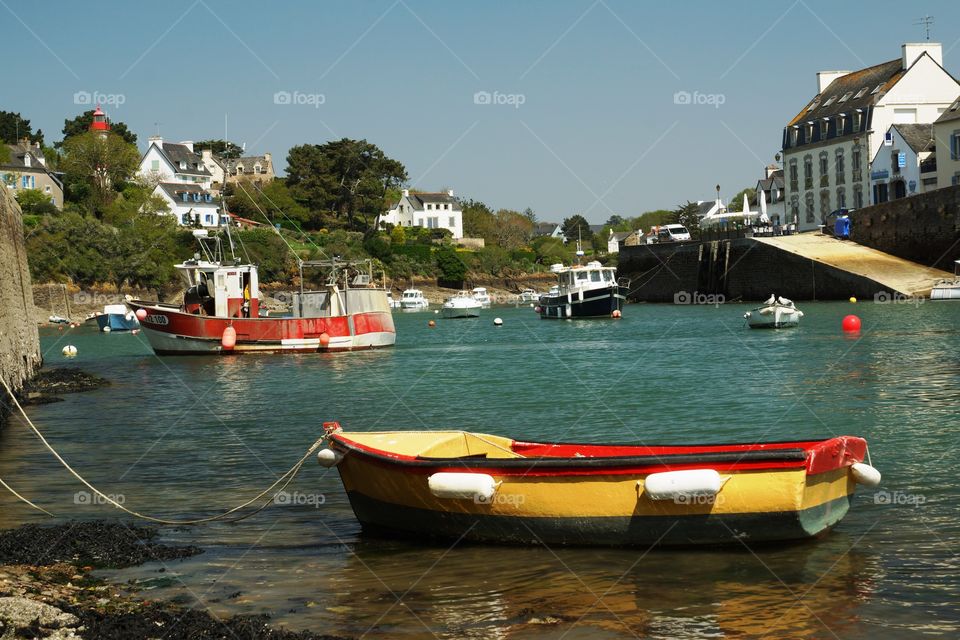 Charmant port de Doëlan en Bretagne. Bateaux dans le port pittoresque de Doëlan en Bretagne