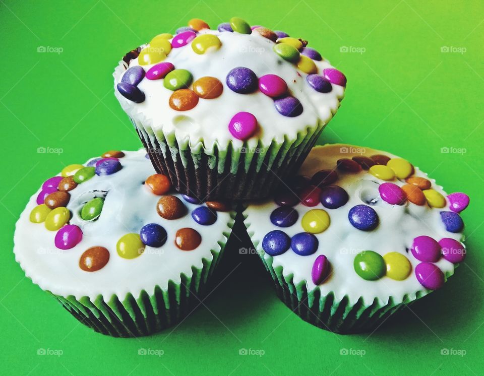 Cupcakes on green background