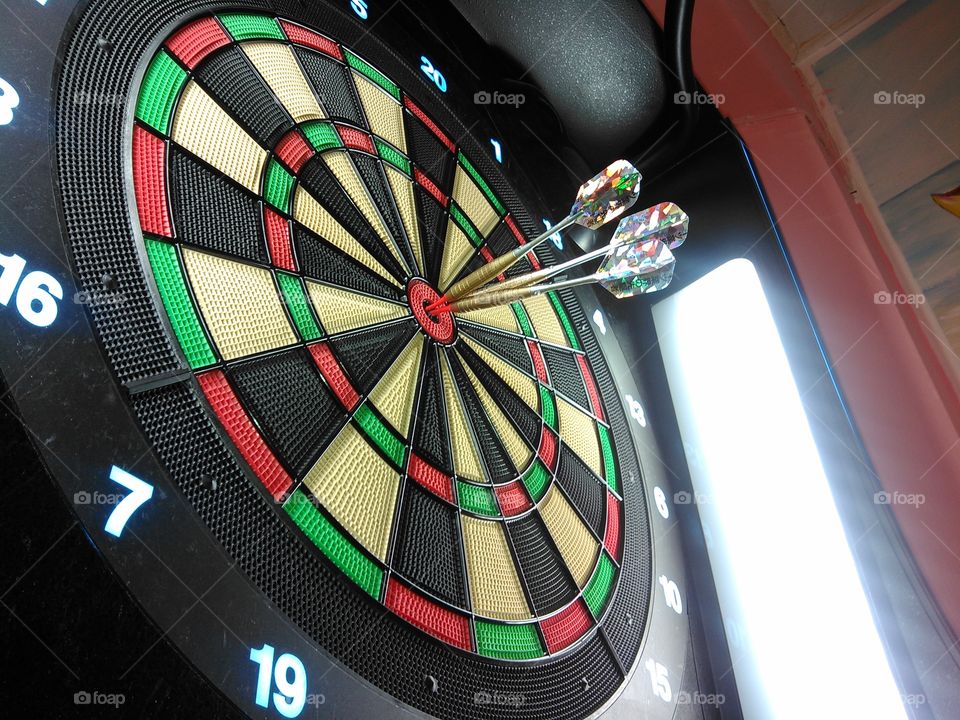 arrows. perfect combination of precision and launch aim to achieve the maximum score.