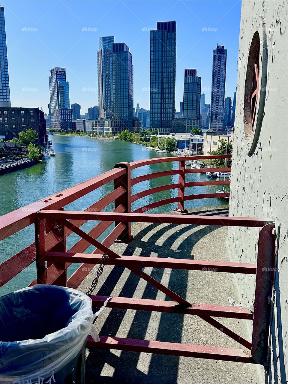 This is the central outpost of the “Pulaski Bridge” at “Newtown Creek” that connects “Greenpoint”, Brooklyn to LIC, Queens. Across the “East River” we see “Greenpoint” on the left, LIC and „Manhattan“ on the right. 2024. Hypnotic Productions
