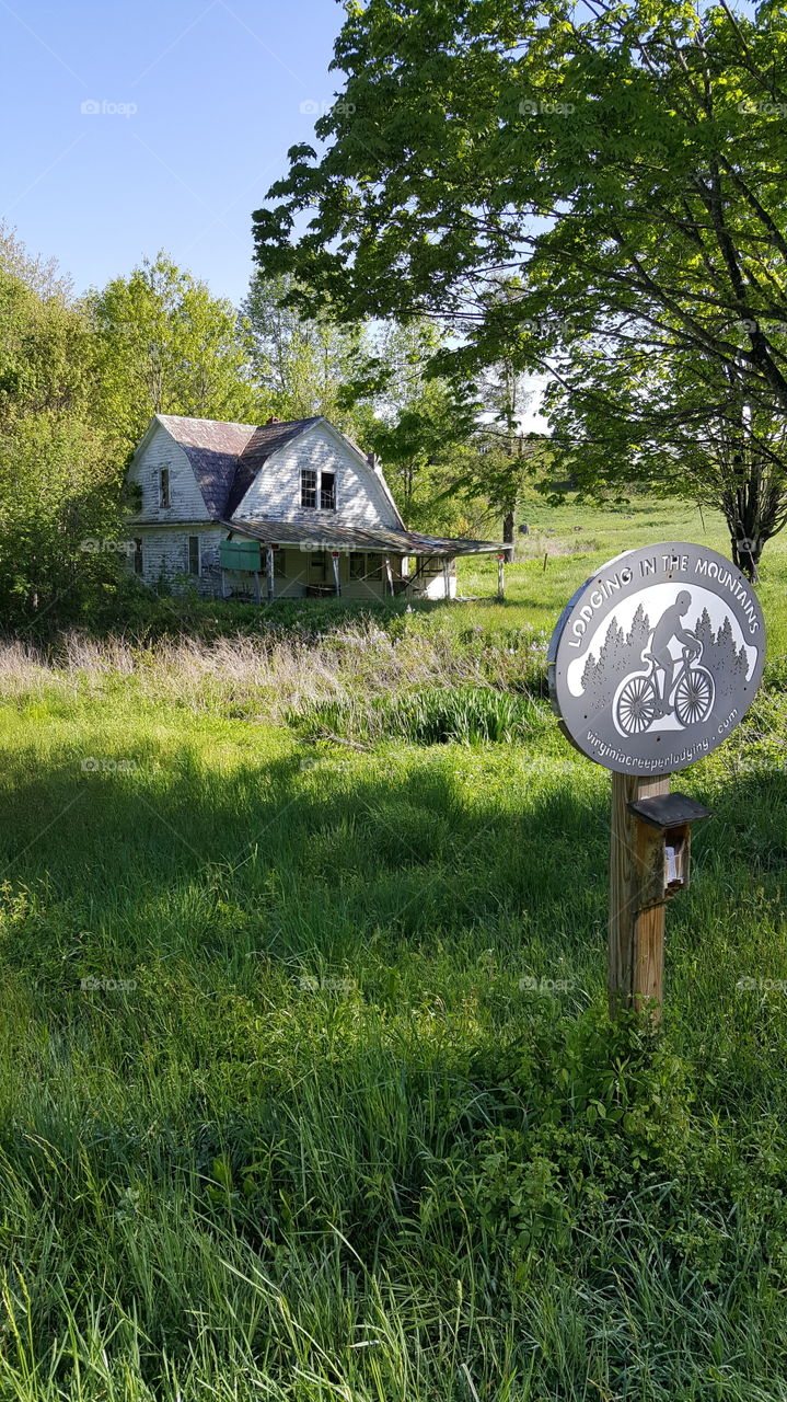 Virginia farmhouse on Creeper Trail