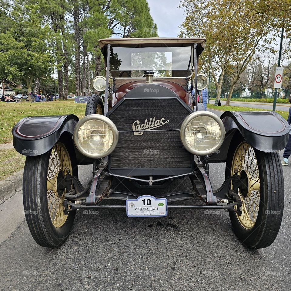 "Never old" Gorgeous antique Cadillac in excellent conditions, seen from the front.